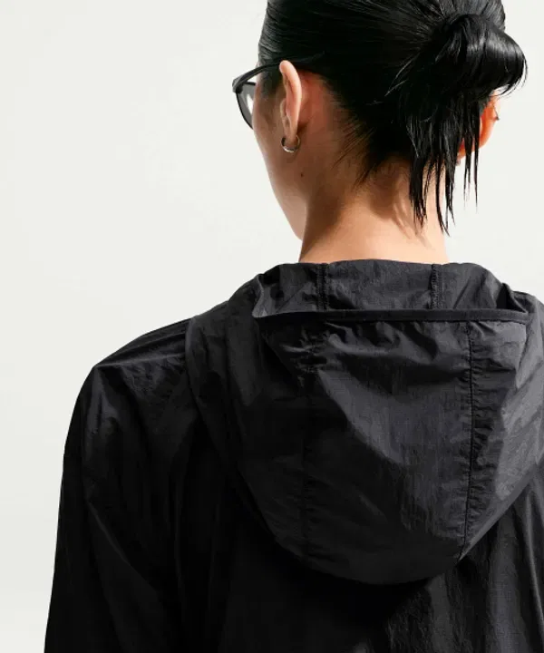 Тренировочная куртка Nike, UV-защита, легкая, беговая, черная — фото 2