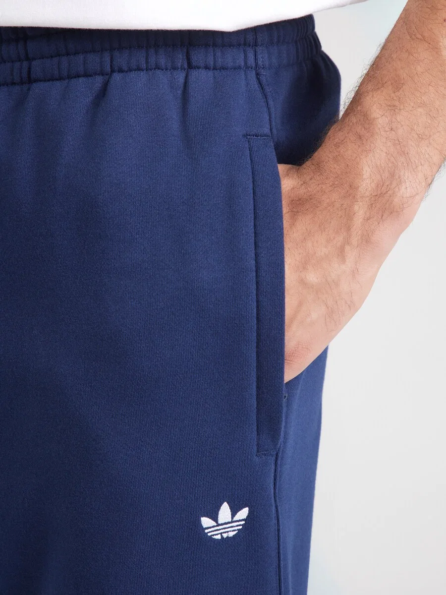 Зауженные брюки ADIDAS ORIGINALS 'ESSENTIALS' темно-синего цвета — фото 3