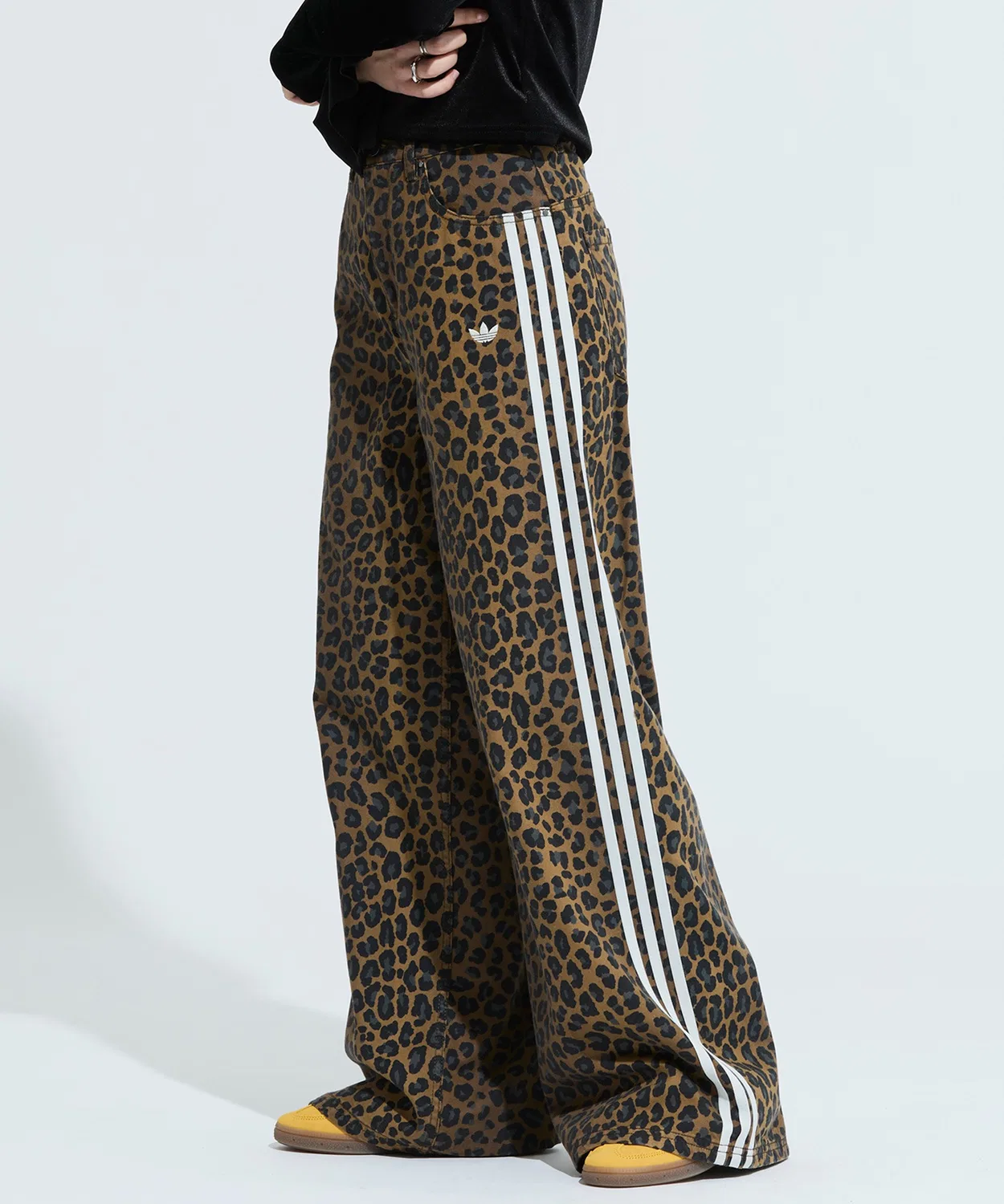 Женские джинсовые брюки свободного кроя с принтом анималистика Adidas Originals, Brown