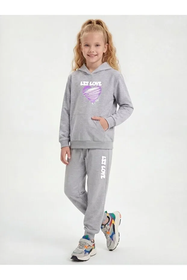 Детский комплект из свитшота и брюк с принтом Kangaroo pocket hooded love print detailed girls' tracksuit set Panios Kids, Gray