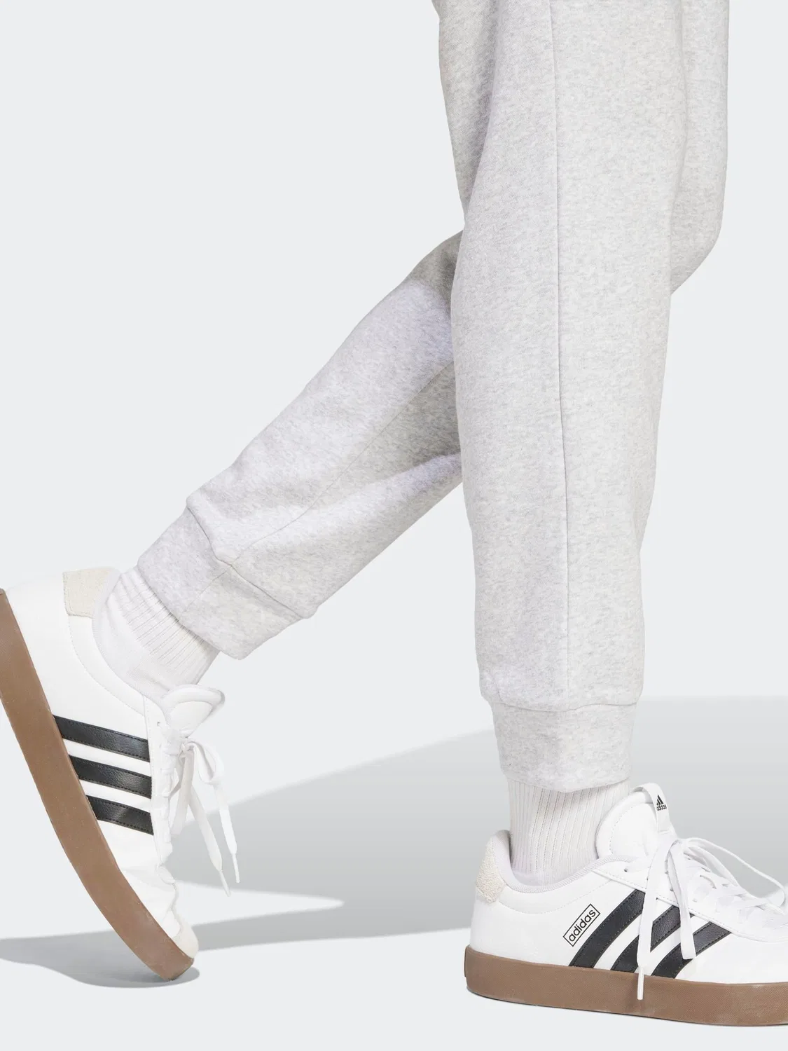 Джоггеры флисовые adidas Essentials Feelcozy, серый — фото 4
