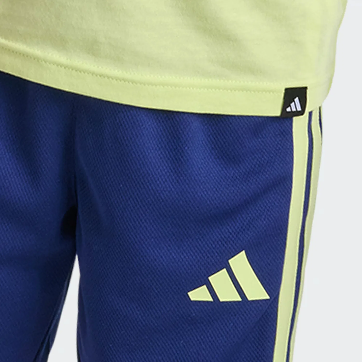 Детский комплект из 2 предметов с графическим принтом: футболка и шорты 3-Stripes Adidas Sportswear, лимонный — фото 4