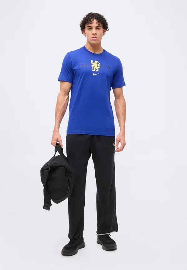 Футболка с принтом Chelsea fc crest tee Nike Performance Rush Blue, синий — фото 2