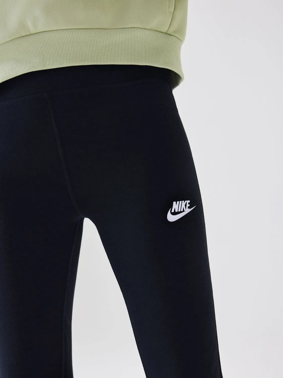 Леггинсы высокие с расклешением Nike, черные — фото 4