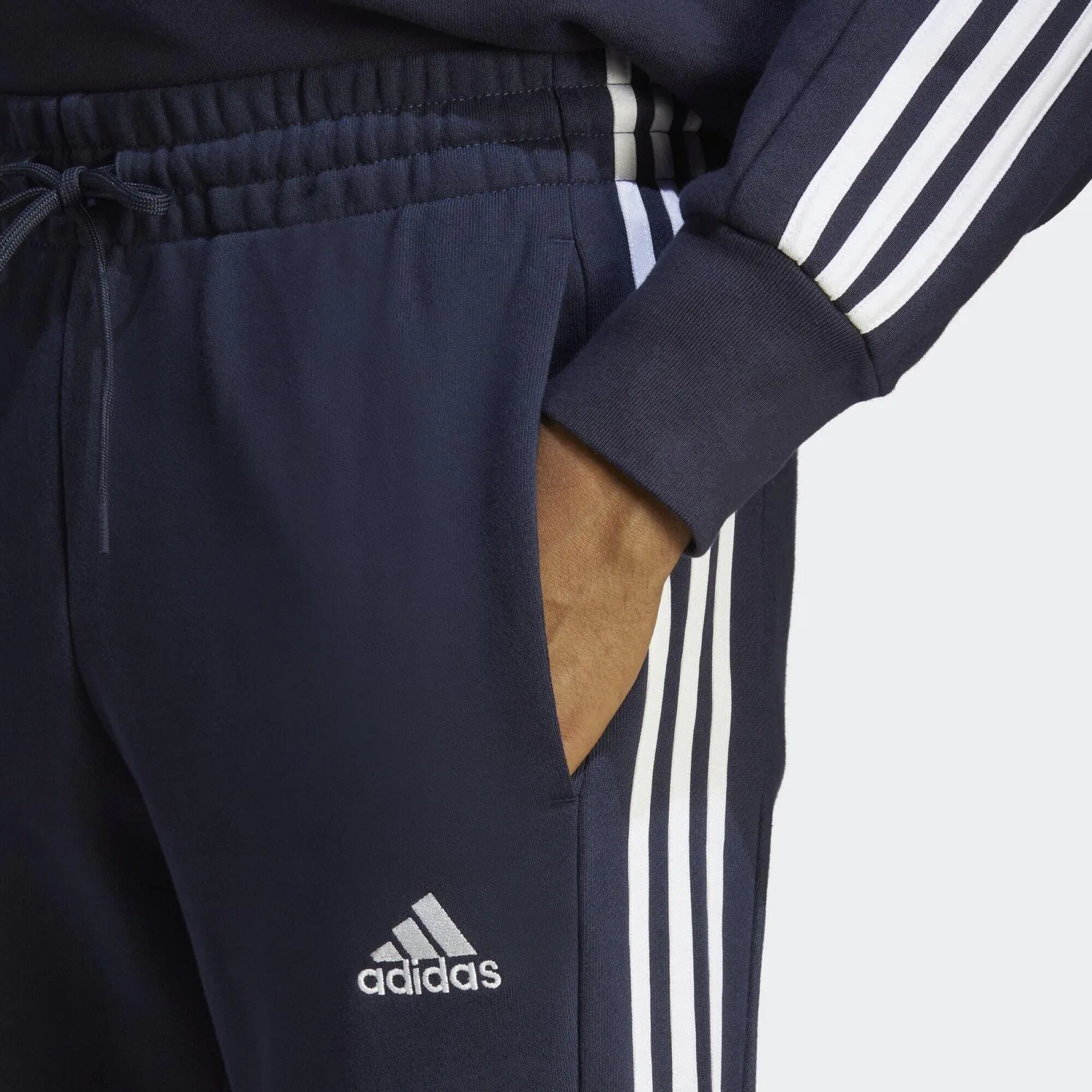 Мужские спортивные штаны из футера с зауженным низом Essentials 3-Streifen French-Terry-Hose Adidas, Schwarz Weiss — фото 4