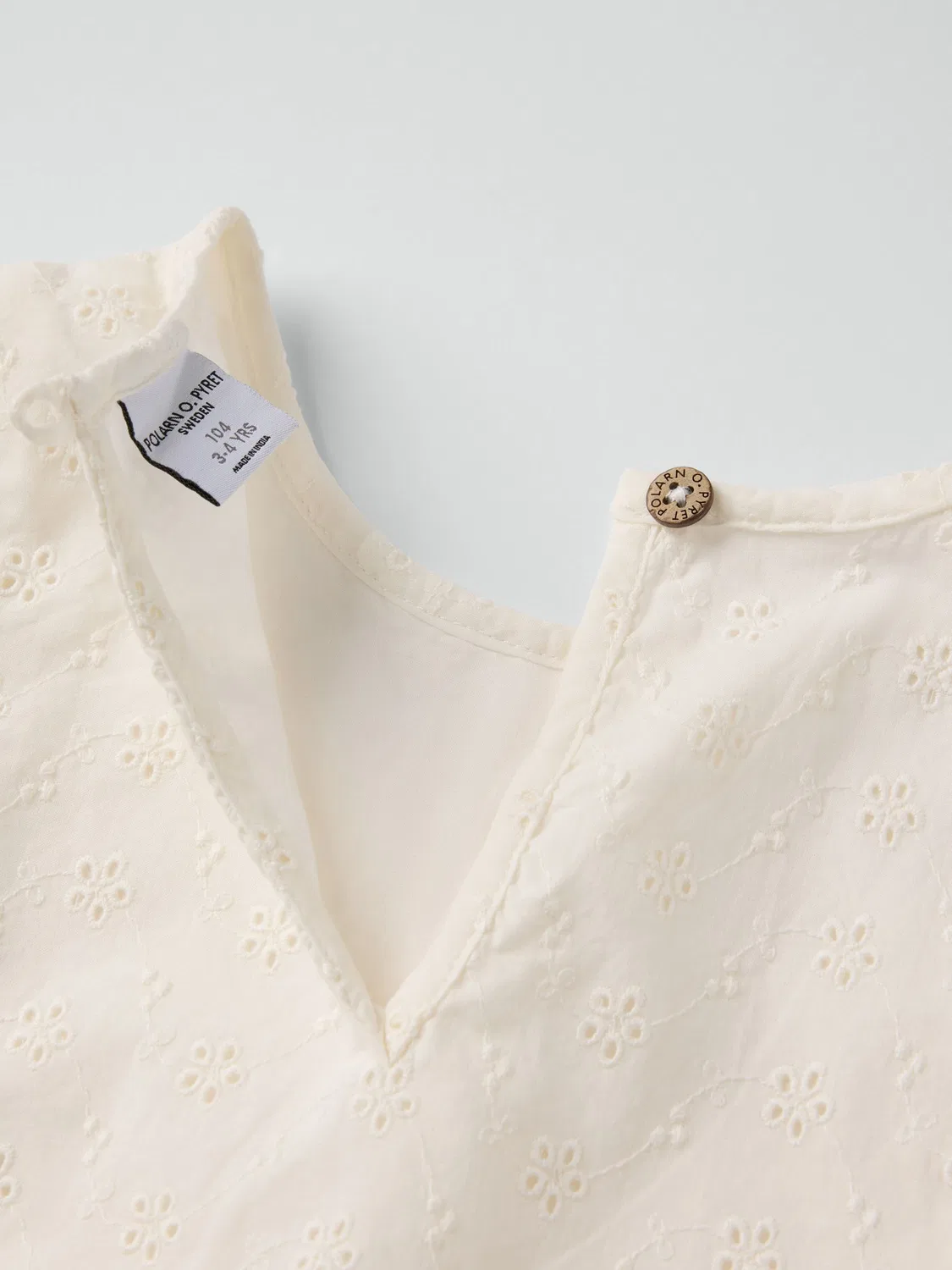 Блуза с рюшами, модель Organic Cotton Ruffled Blouse Polarn O. Pyret, белый — фото 2