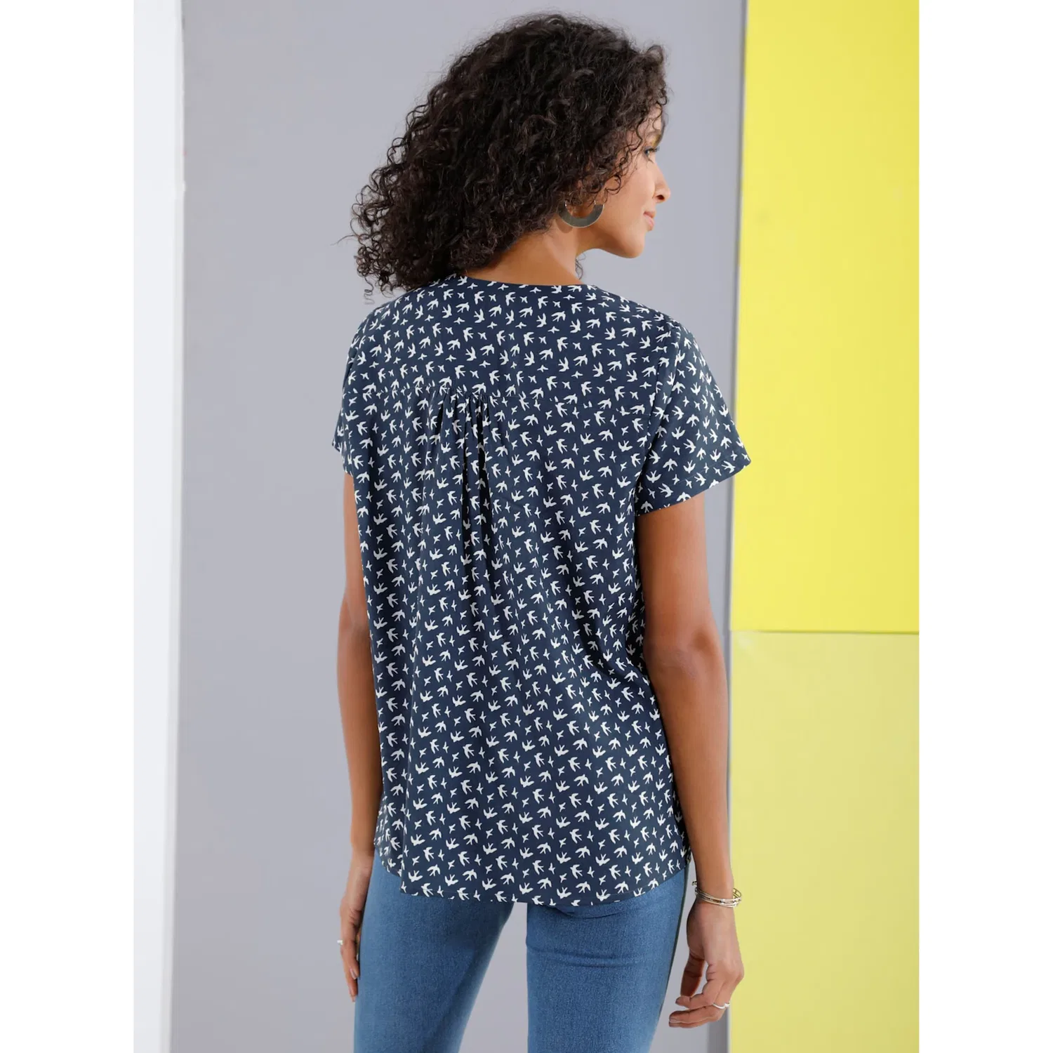 Женская блуза с принтом ласточек Classic Basics, Navy Blue Multicolor — фото 3