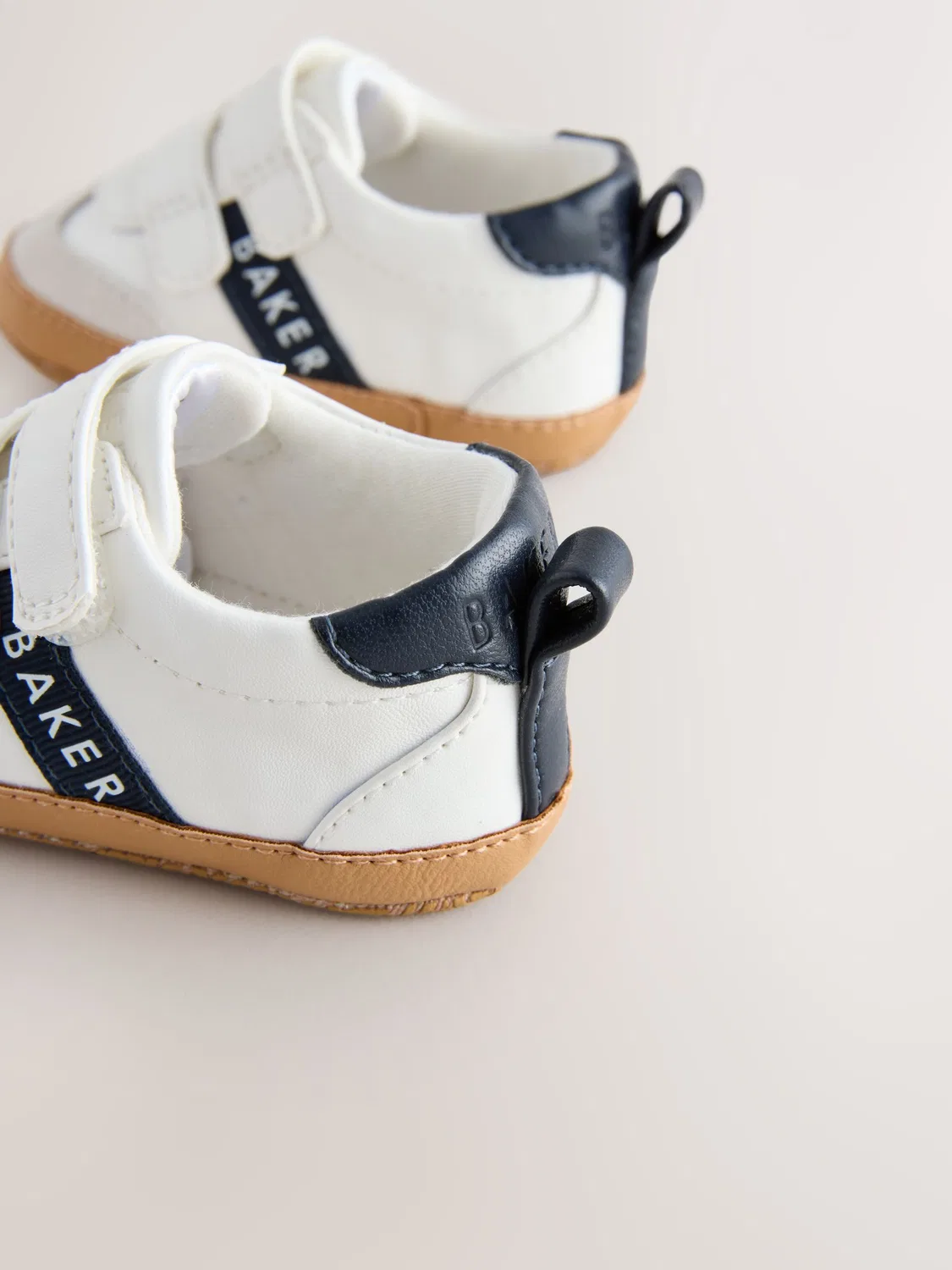 Кроссовки на манной подошве Baker by Ted Baker Baby Gum Sole Padders, белые — фото 4