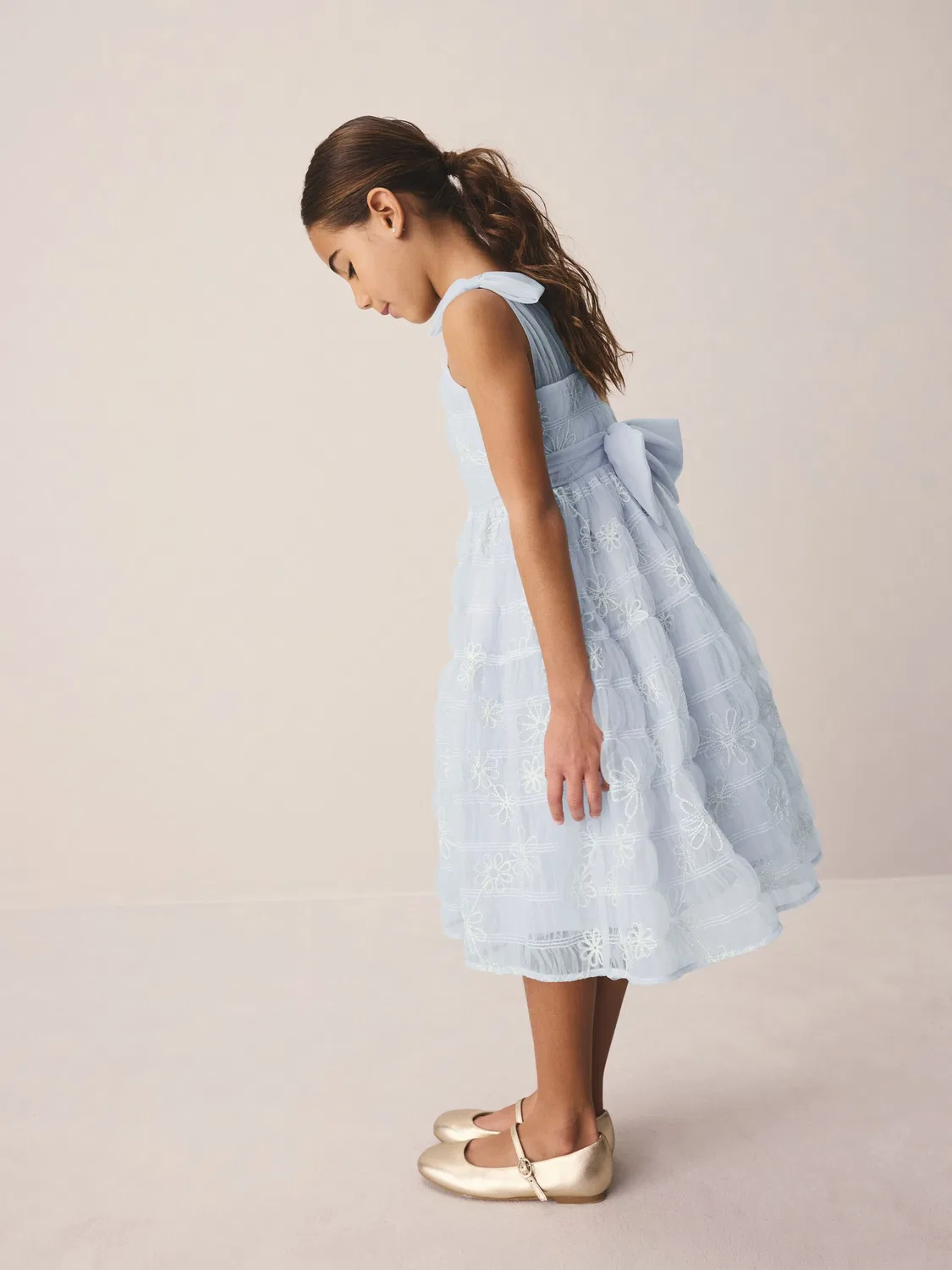 Платье с вышивкой и бантом Laura Ashley, бело-голубое — фото 4