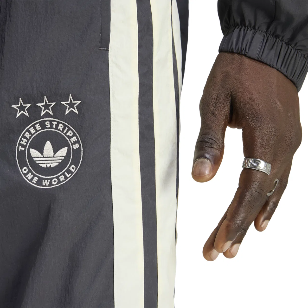 Брюки мужские Santiago Track Pant Adidas, черный/бежевый — фото 3