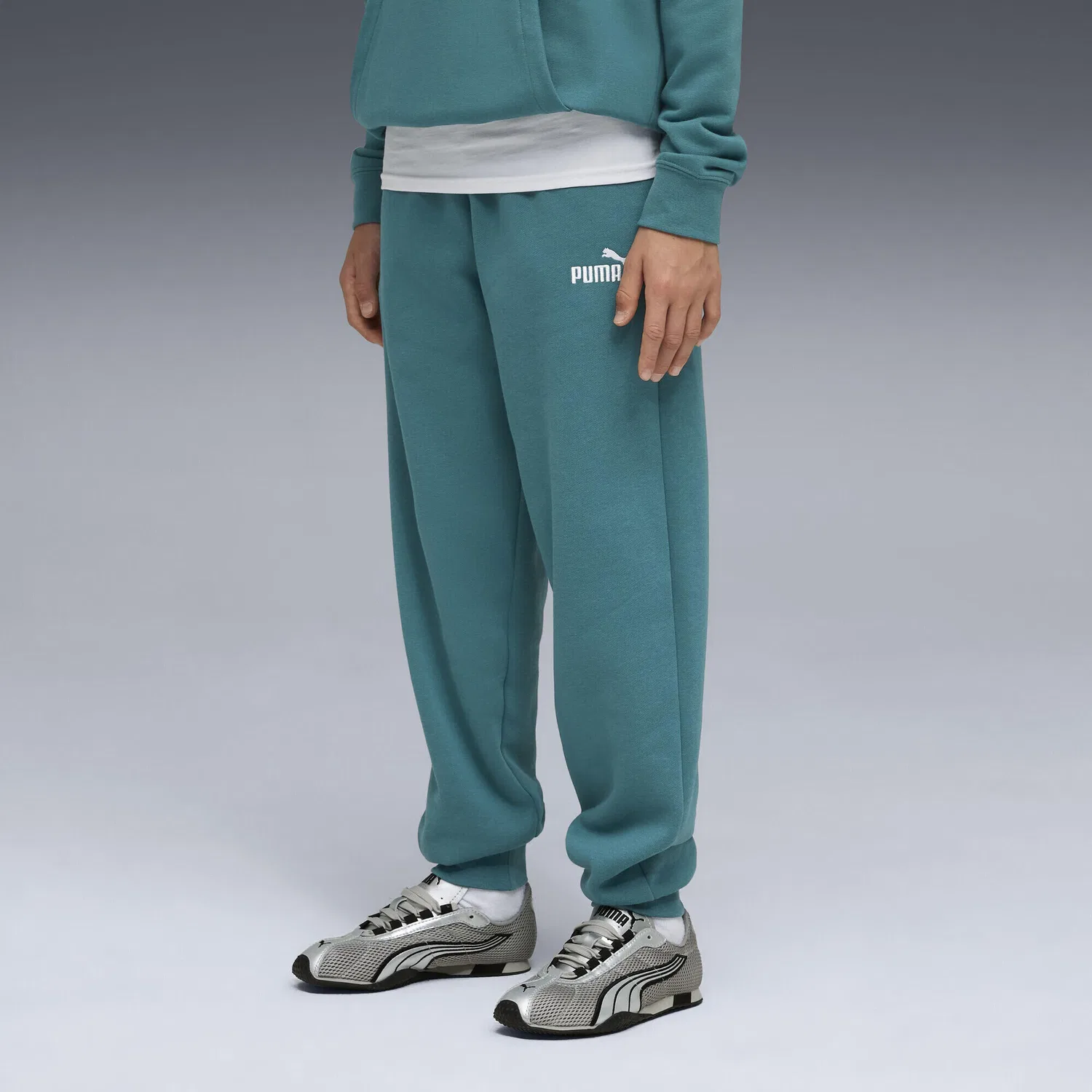 Детские спортивные штаны из флиса с принтом ESS No. 1 Logo Puma, Smaragdgrun Granitgrun — фото 2