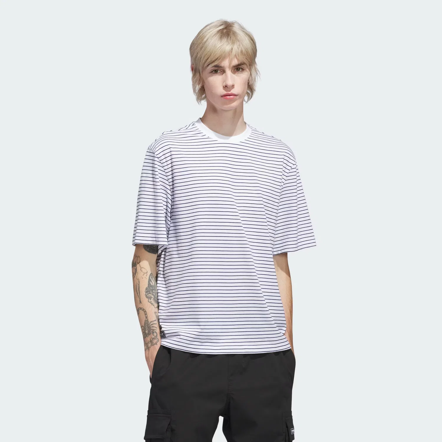 Универсальная футболка свободного кроя с эффектом yarn dye SKATEBOARDING YARN DYE TEE Adidas Originals, белый/темно-синий — фото 3