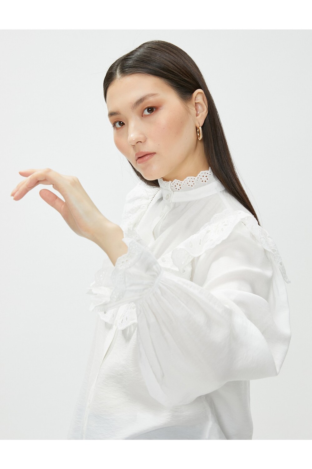 

Рубашка с вышивкой и оборками, великолепный воротник и длинный рукав Koton, экрю