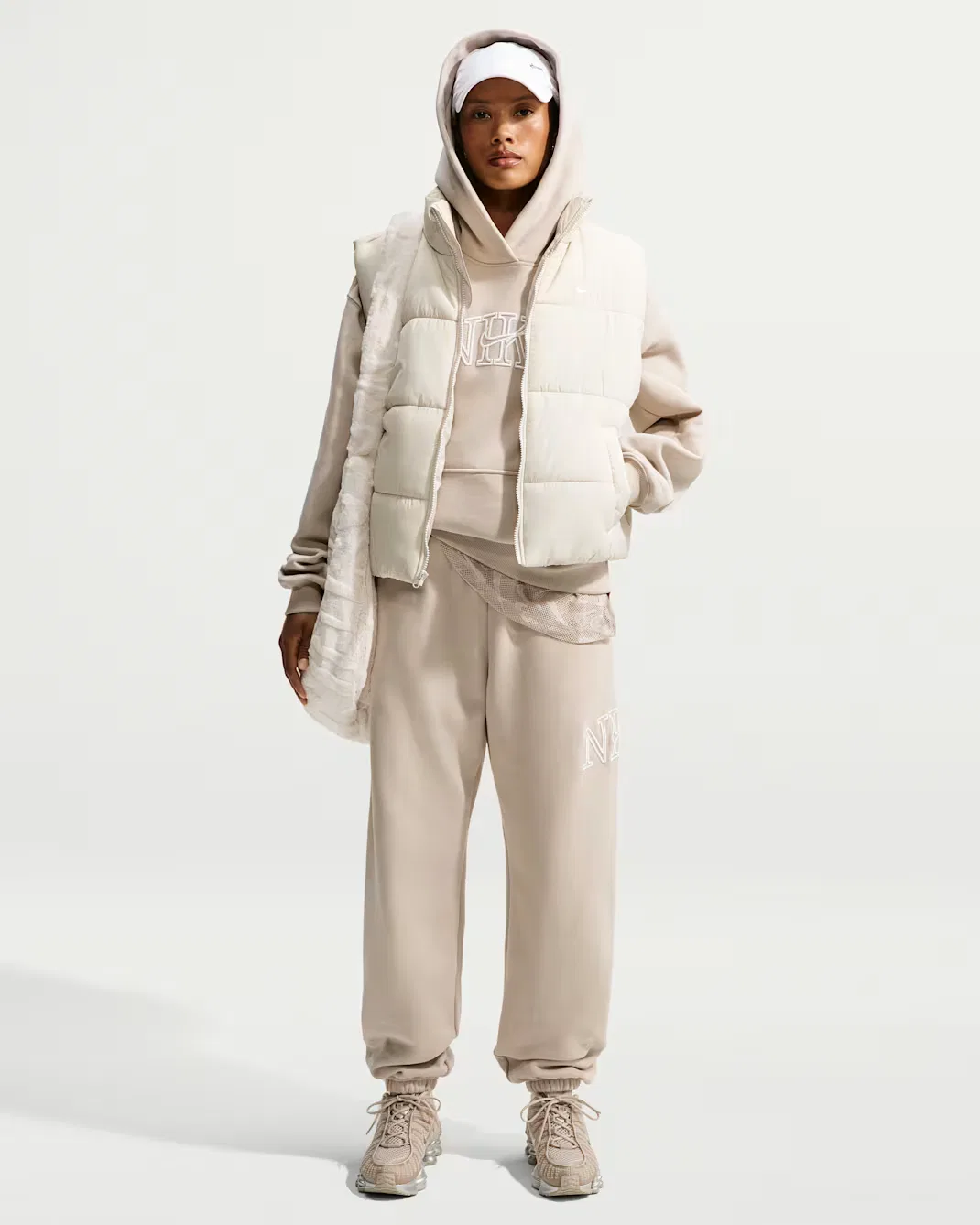 Женские брюки оверсайз с манжетами и логотипом Nike Studio Fleece Medium Weight "Graphic Pack", Cream II/Sail