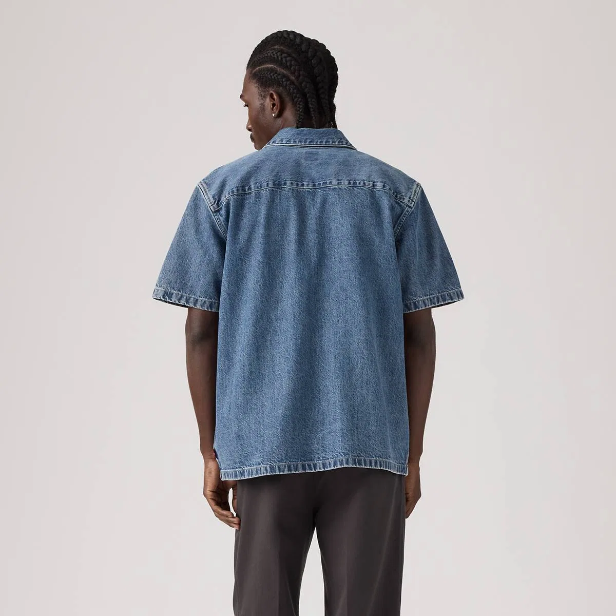 Свободная джинсовая рабочая рубашка с коротким рукавом Levi's, Mine For Now - Medium Wash — фото 4