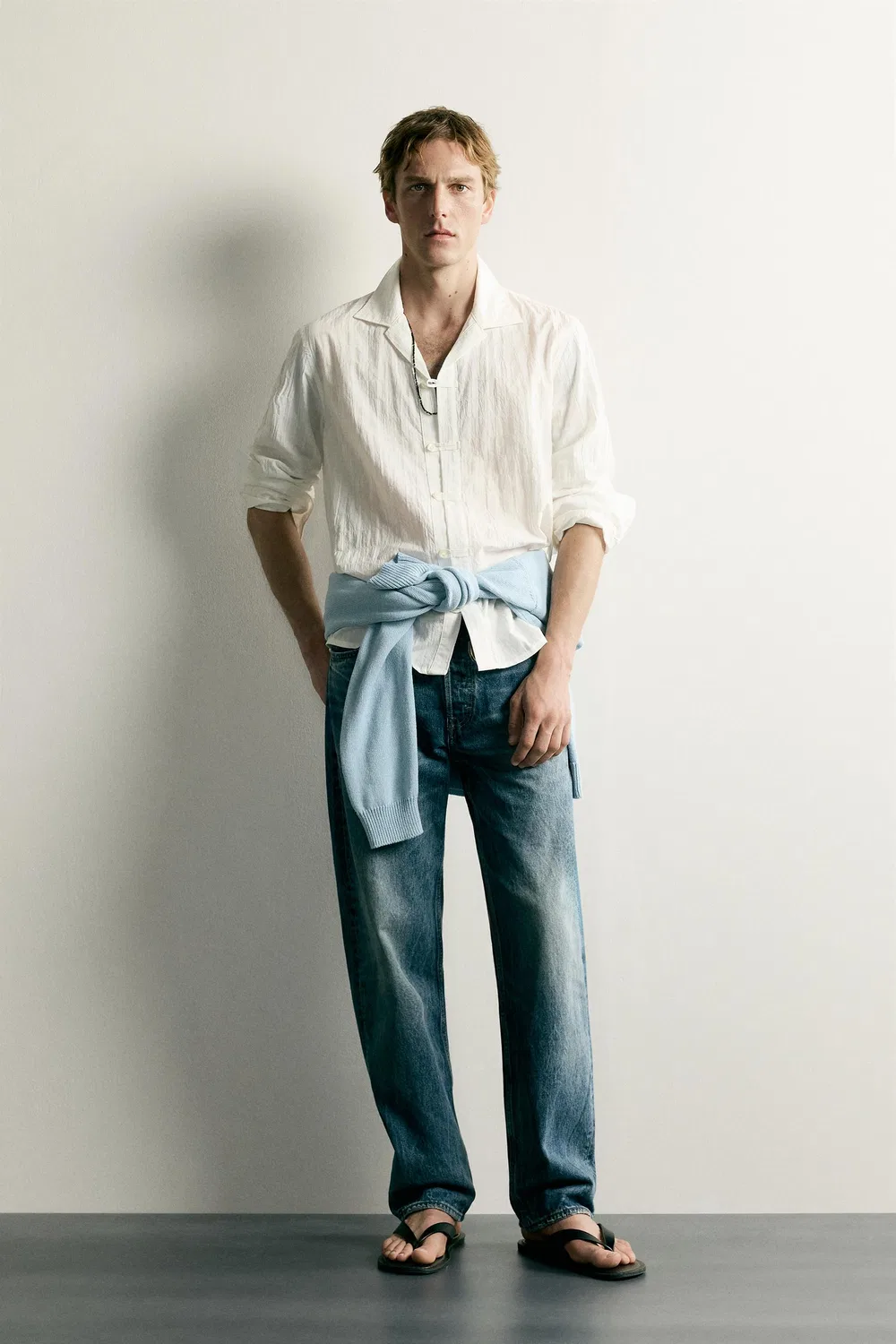 Рубашка свободного кроя с застежкой-бабочкой из подходящей ткани. ZARA, White