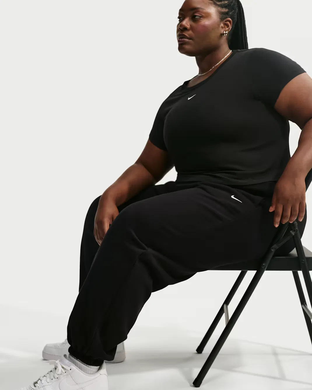 Женские брюки оверсайз с высокой посадкой и манжетами Nike Studio Fleece Medium Weight, Total Black/Sail — фото 4