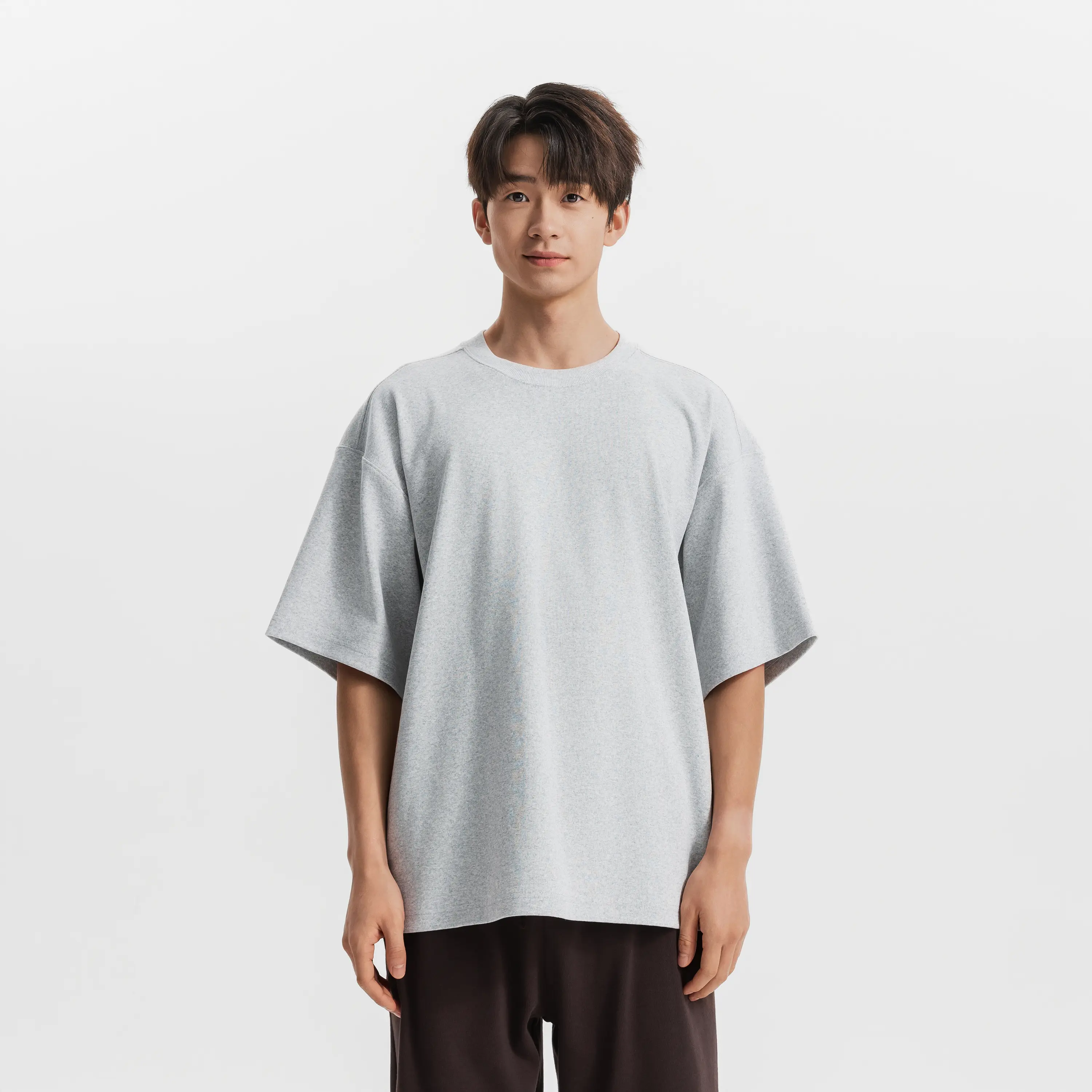 

Мужская базовая футболка SPORTSWEAR Decathlon свободного кроя плотная светло-серая