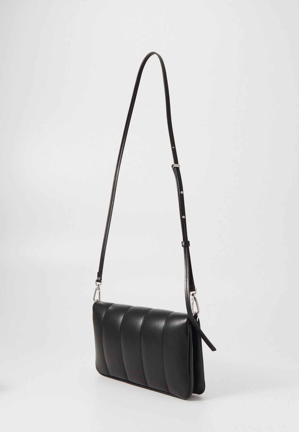 

Сумка LINE QUILT SHOULDER BAG Calvin Klein, черный