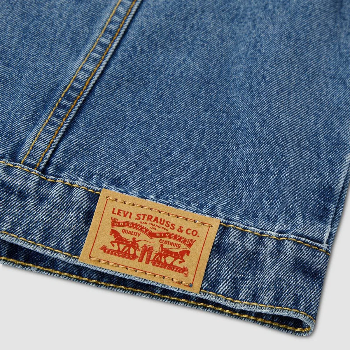 Джинсовая куртка-тракер с нашивками для девочек 4-6 лет Levi's, Blue - Medium Wash — фото 4