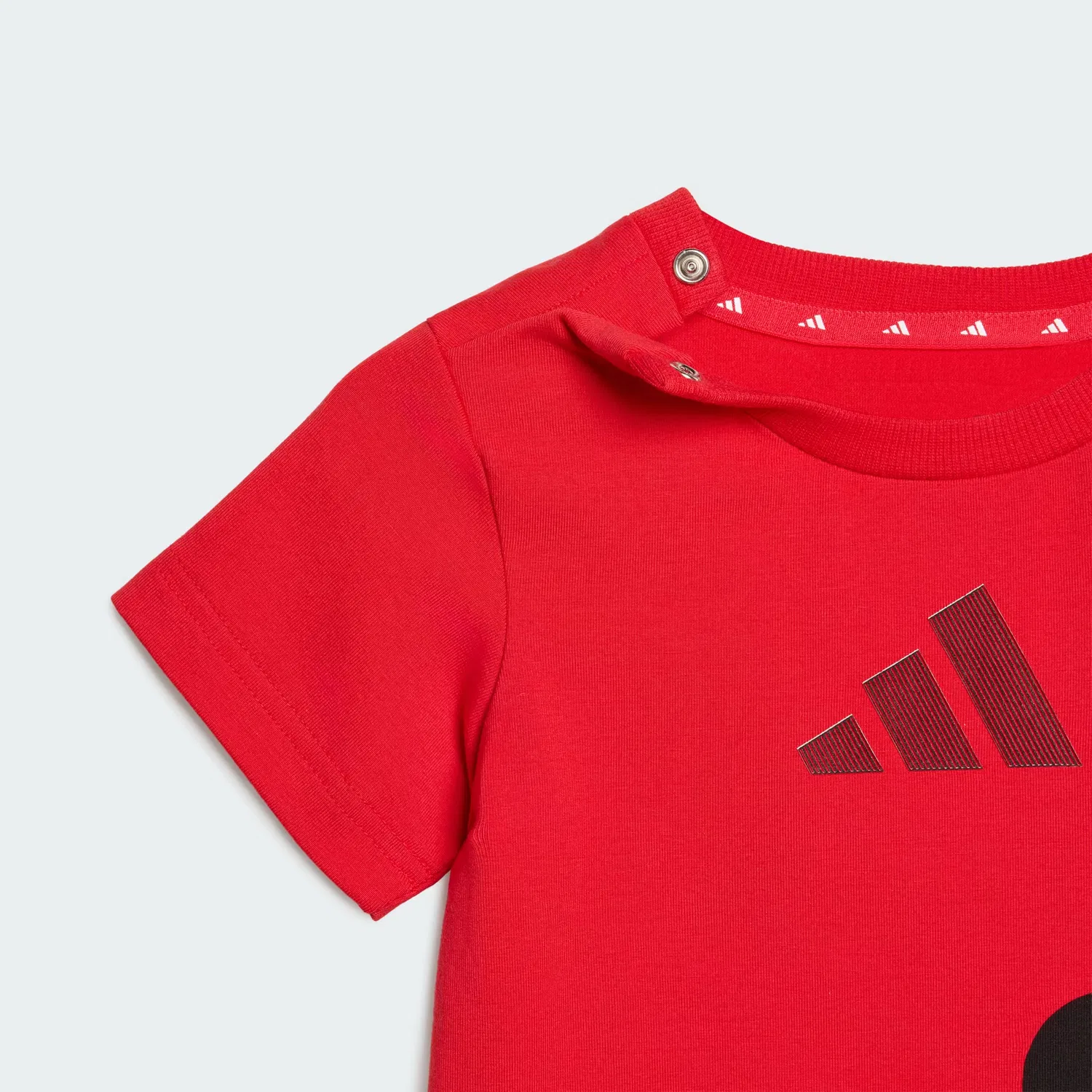 Детская футболка с принтом Mickey Mouse Adidas Sportswear, рубиновый/черный — фото 4