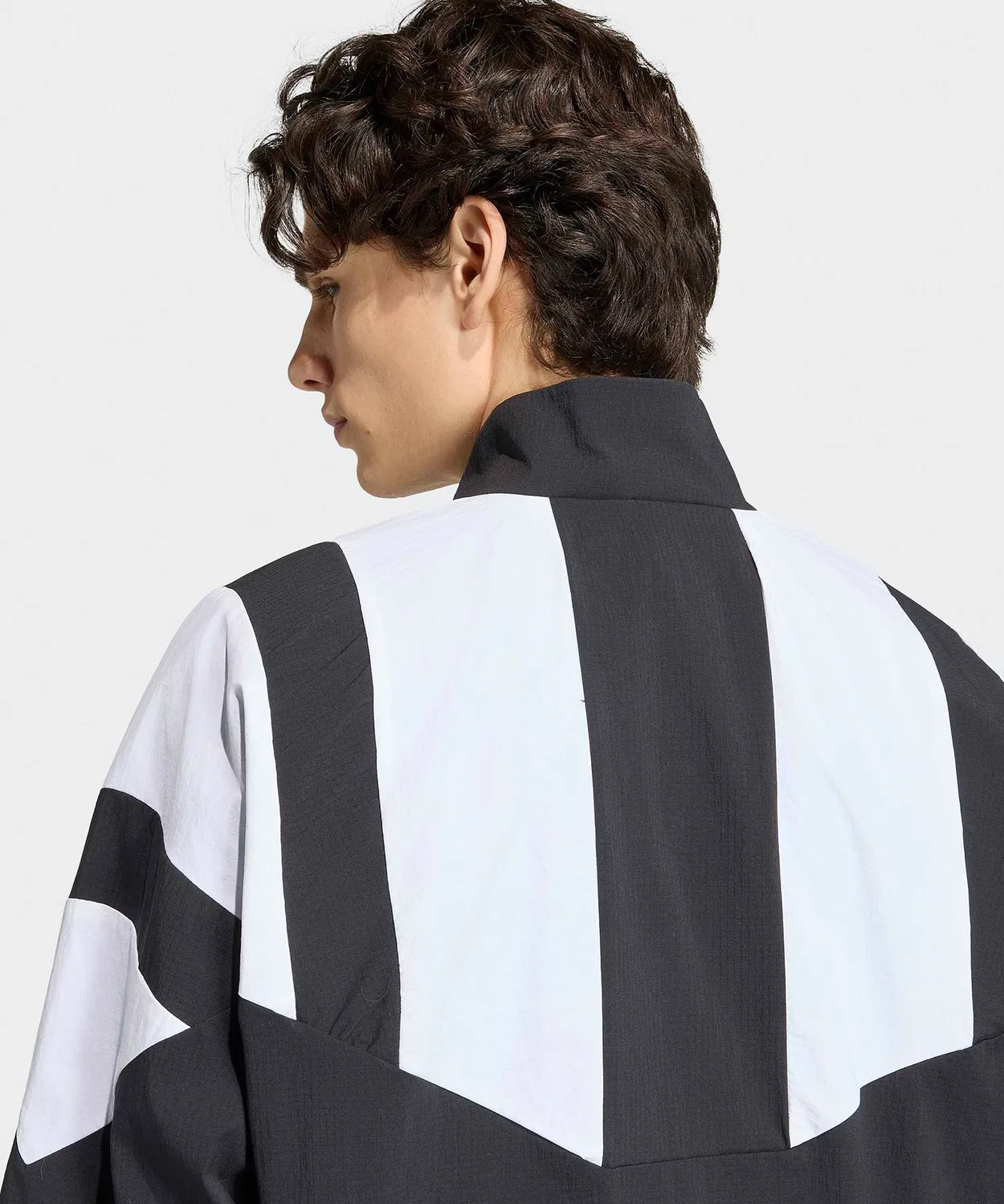 Женская куртка-трактор с принтом линий, модель Blocked Tracktop, Adidas, Черный — фото 3