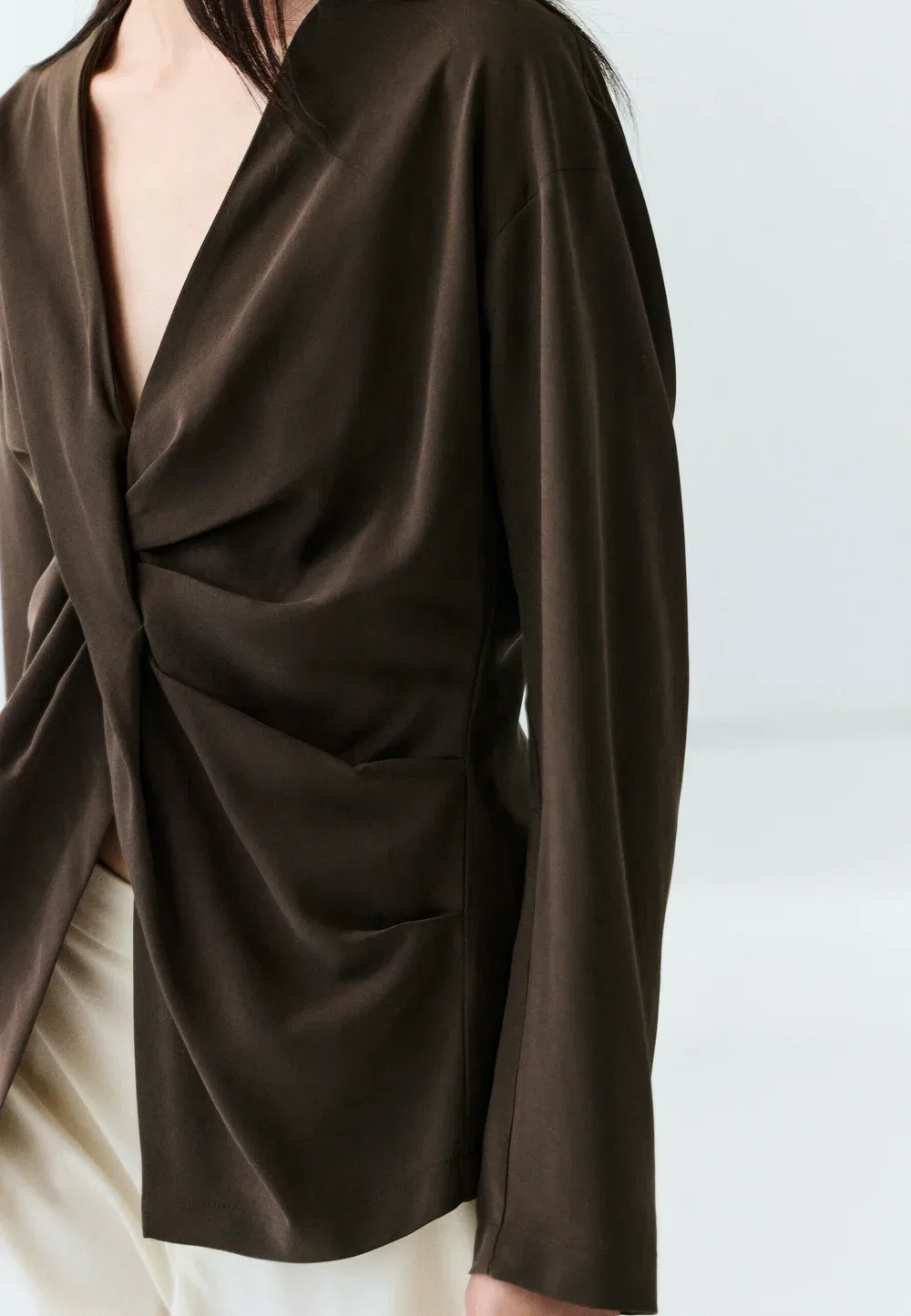 Струящаяся блузка с драпировкой - блузка Massimo Dutti, Dark Brown — фото 3