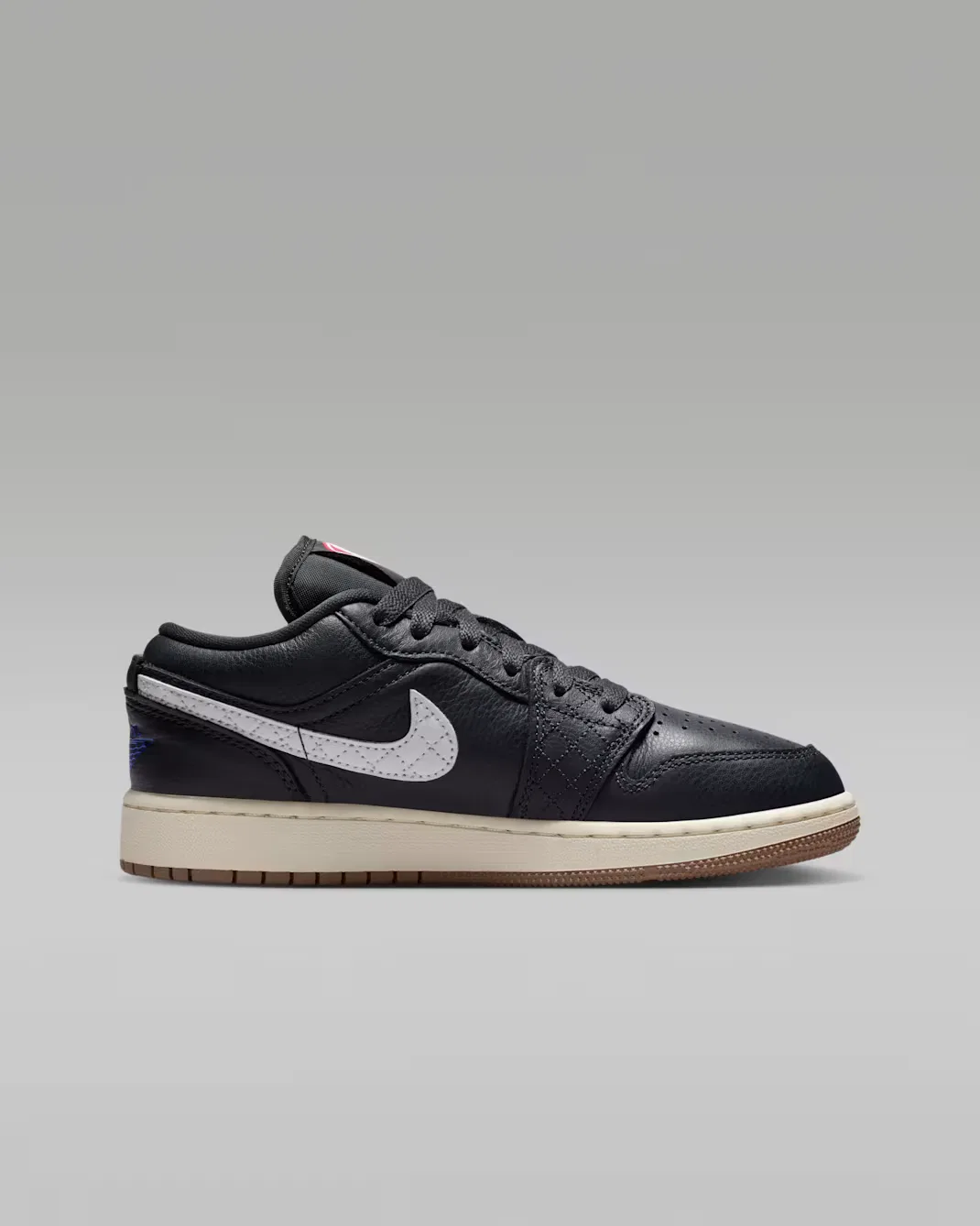Кроссовки для детей постарше Air Jordan 1 Low SE, Off Noir/University Red/Game Royal/Sail — фото 3
