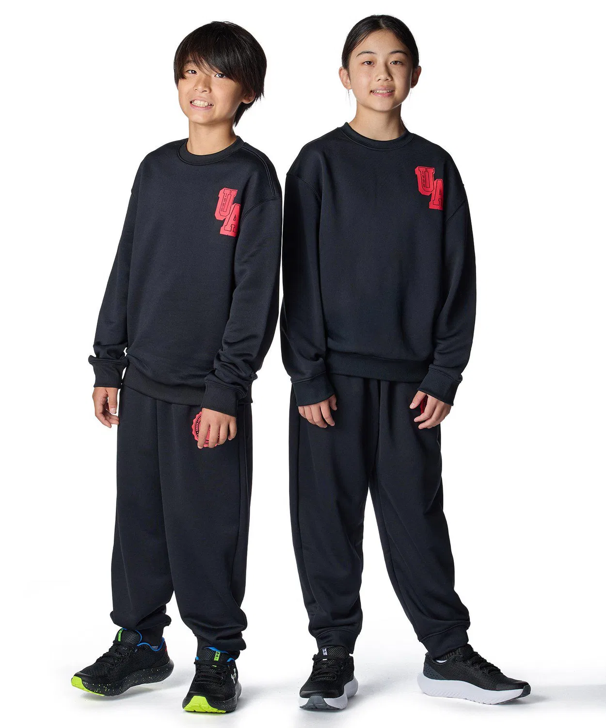 Детская футболка с длинным рукавомOversized College Crest Logo Crew UNDER ARMOUR, Black — фото 3
