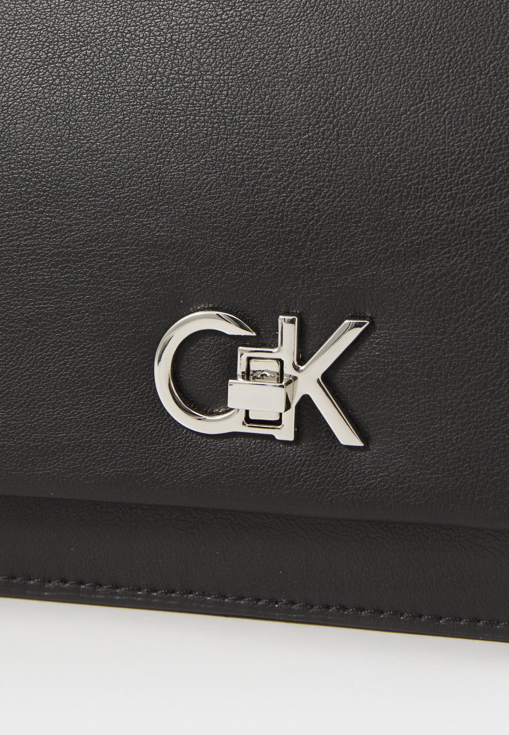 

Сумка ELONGATED SHOULDER BAG Calvin Klein, черный