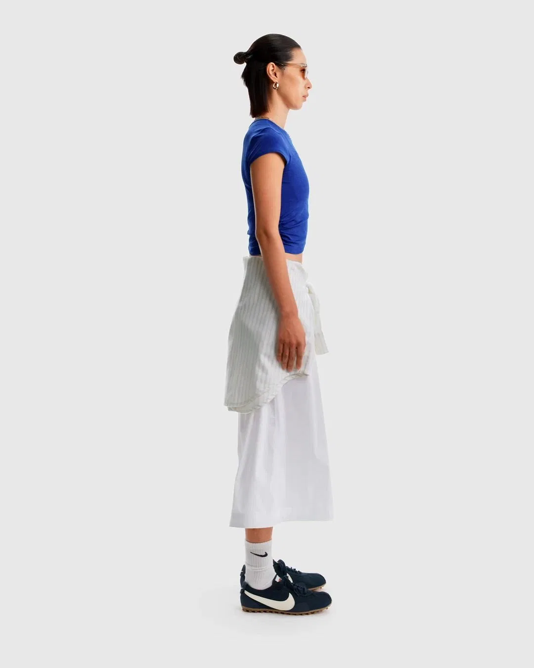 Женские широкие укороченные брюки-кюлоты из поплина Nike Sportswear Mid-Rise Poplin Culottes, Белый — фото 2