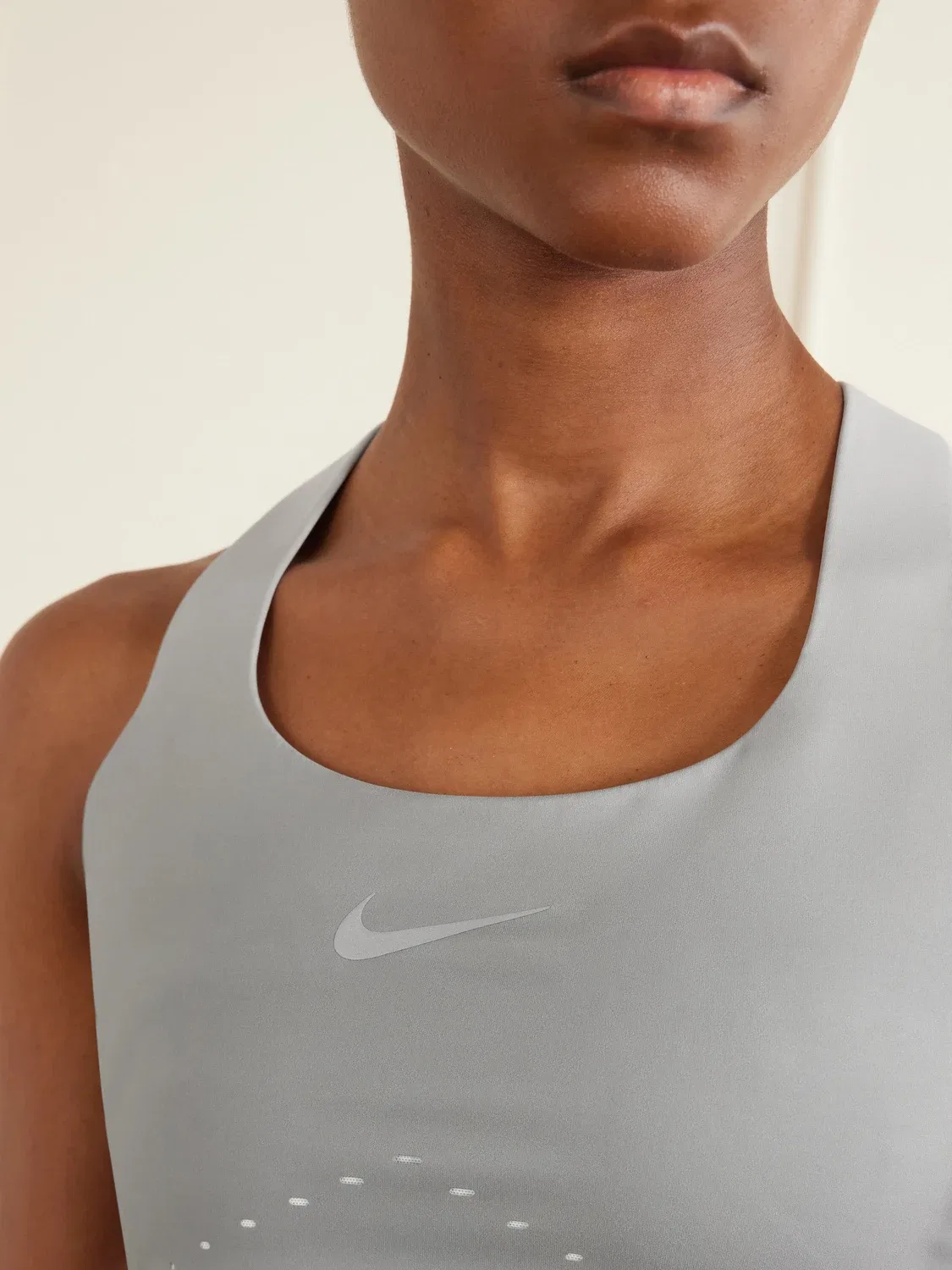 NIKE + Изамайя Френч Айрсвифт перфорированный спортивный бюстгальтер Dri-FIT ADV, серебряный — фото 4