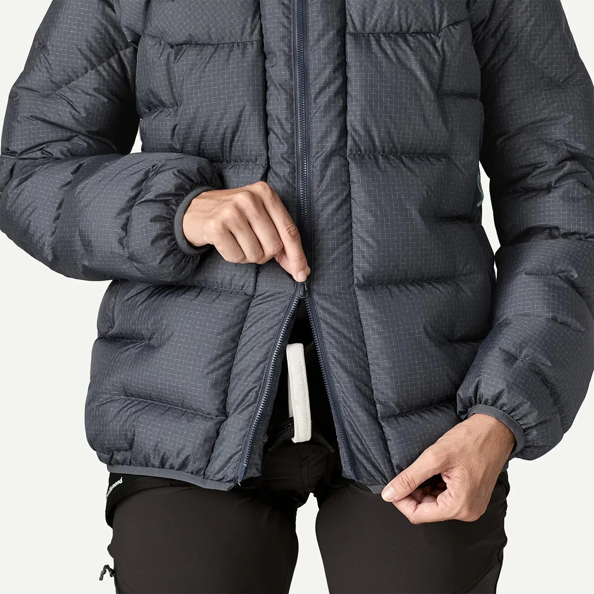 Женское утепленное пальто с капюшоном Durable Down Parka Patagonia, Smolder Blue — фото 4