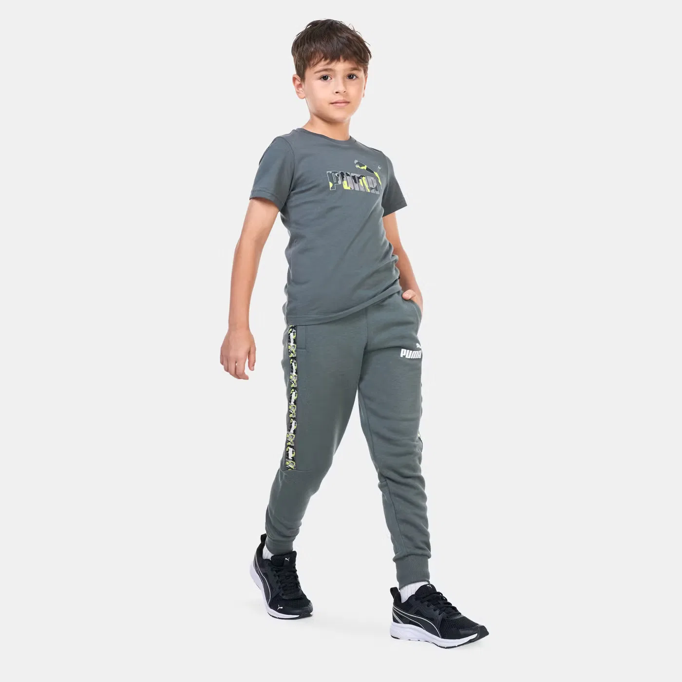 Штаны детские с камуфляжной тесьмой ESS+ Tape Camo Puma, серый — фото 3