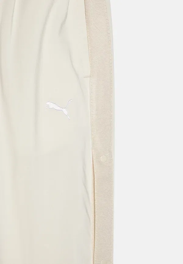 Брюки однотонные Wardrobe relaxed popper pants unisex Puma Alpine Snow — фото 4