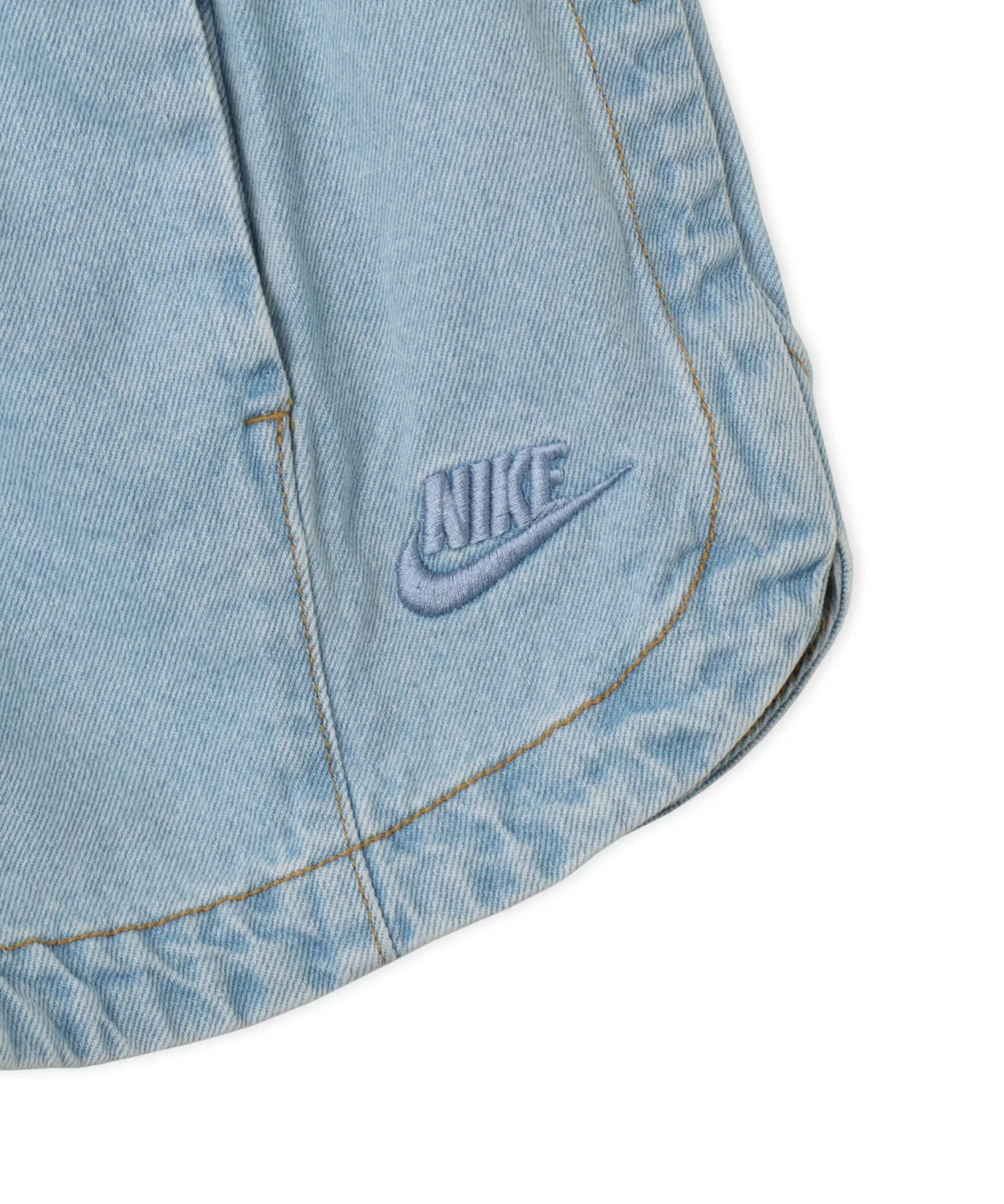 Женские джинсовые шорты с вышивкой Nike Futura, мидл-райз, свободный крой NIKE, Light Indigo Blue — фото 4