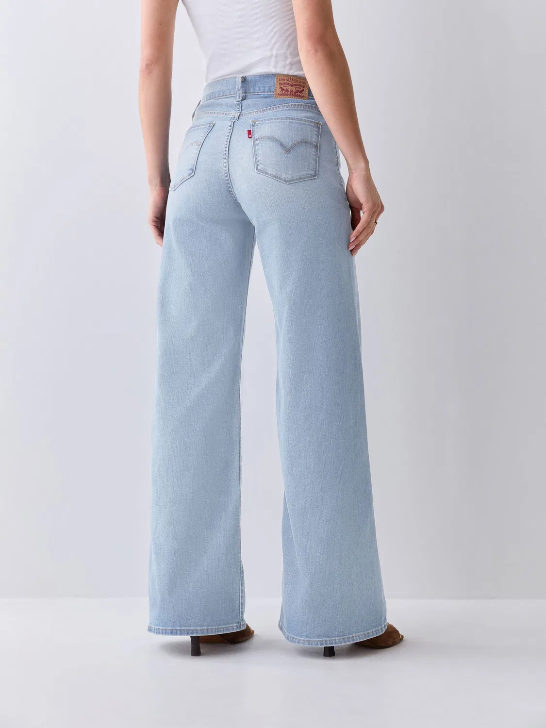 Джинсы Levi's 318 Shaping Wide Leg, Glass Of Water Blue — фото 3