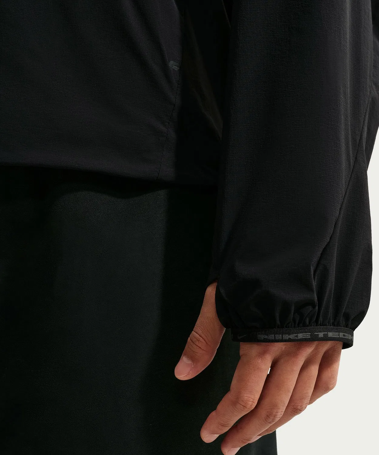 Мужская куртка-трансформер Nike Tech Helios Sun Top, черный — фото 4