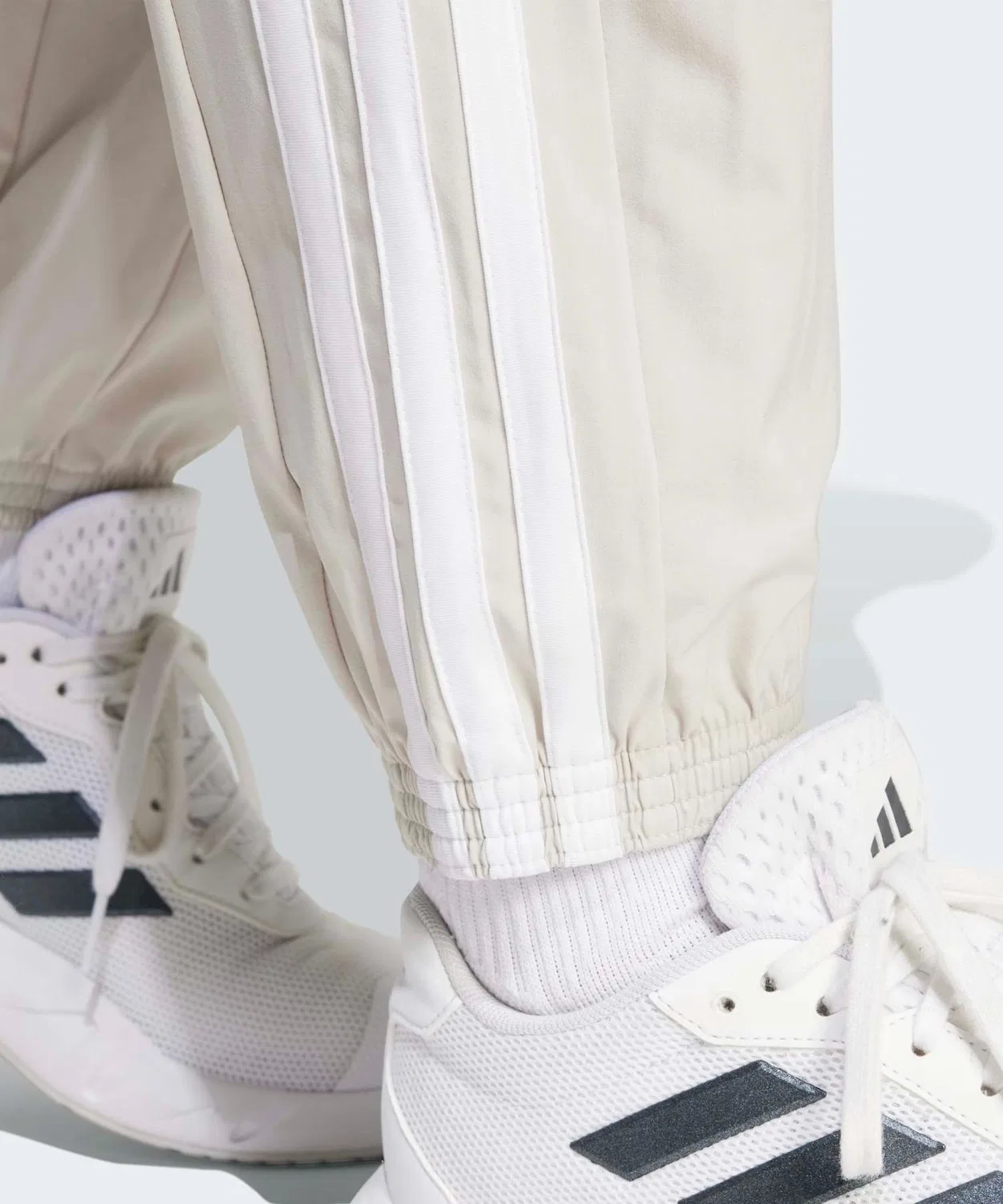 Женские спортивные брюки с принтом, модель Train Essentials Three Stripes Woven, Adidas, Белый — фото 4