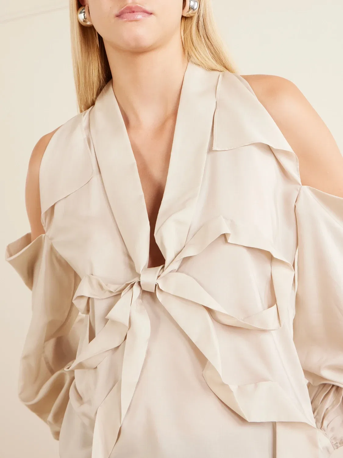 Блузка из лиоцелла ACNE STUDIOS с бантом и вырезами, бежевый — фото 4