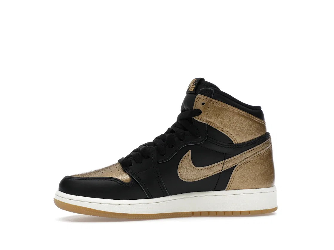 Детские кроссовки Lifestyle с кожаным верхом Jordan 1 Retro High OG Jordan, Black/Metallic Gold/Sail — фото 3