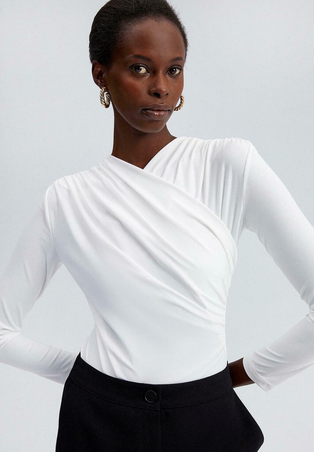 

Футболка с длинным рукавом Draped Touché Privé, цвет ecru