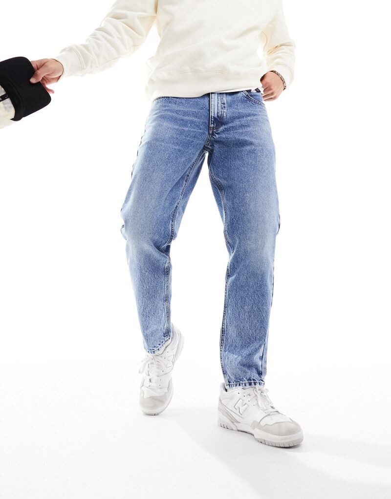 

Классические синие жесткие джинсы средней степени стирки ASOS DESIGN