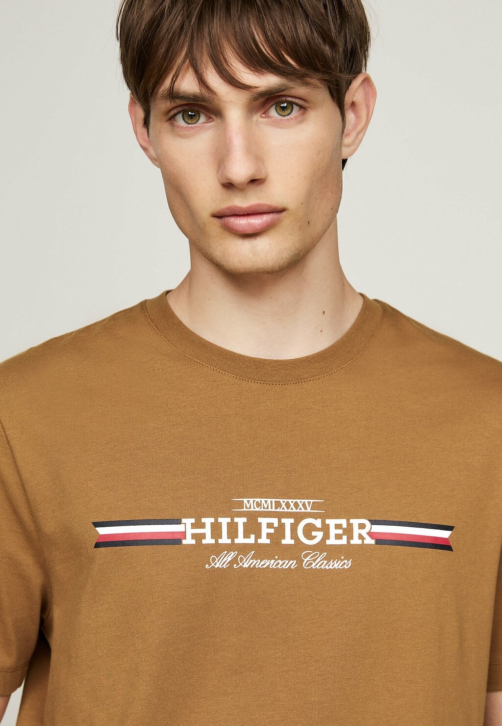 

Футболка с принтом CHEST LOGO Tommy Hilfiger, коричневый
