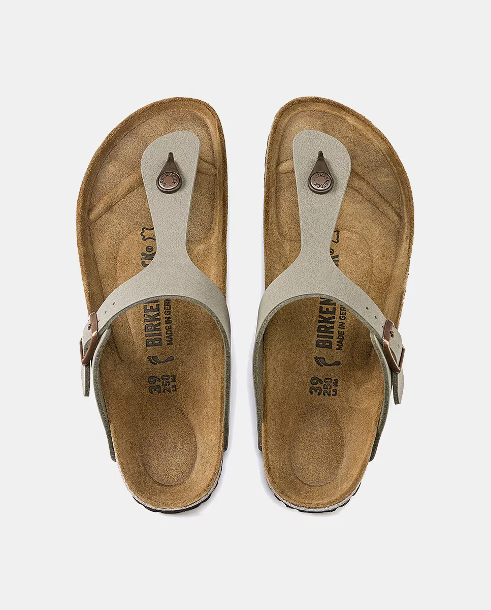 Сандалии женские Gizeh на плоской подошве из синтетической кожи Birkenstock, цвет Topo — фото 3