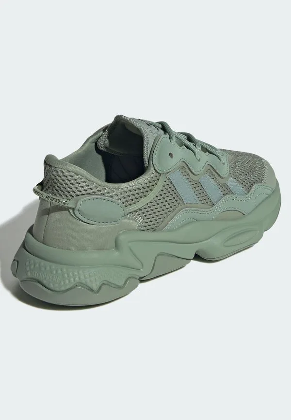 Низкие кроссовки ozweego j Adidas Originals, Silver Green Silver Green Core Black — фото 4