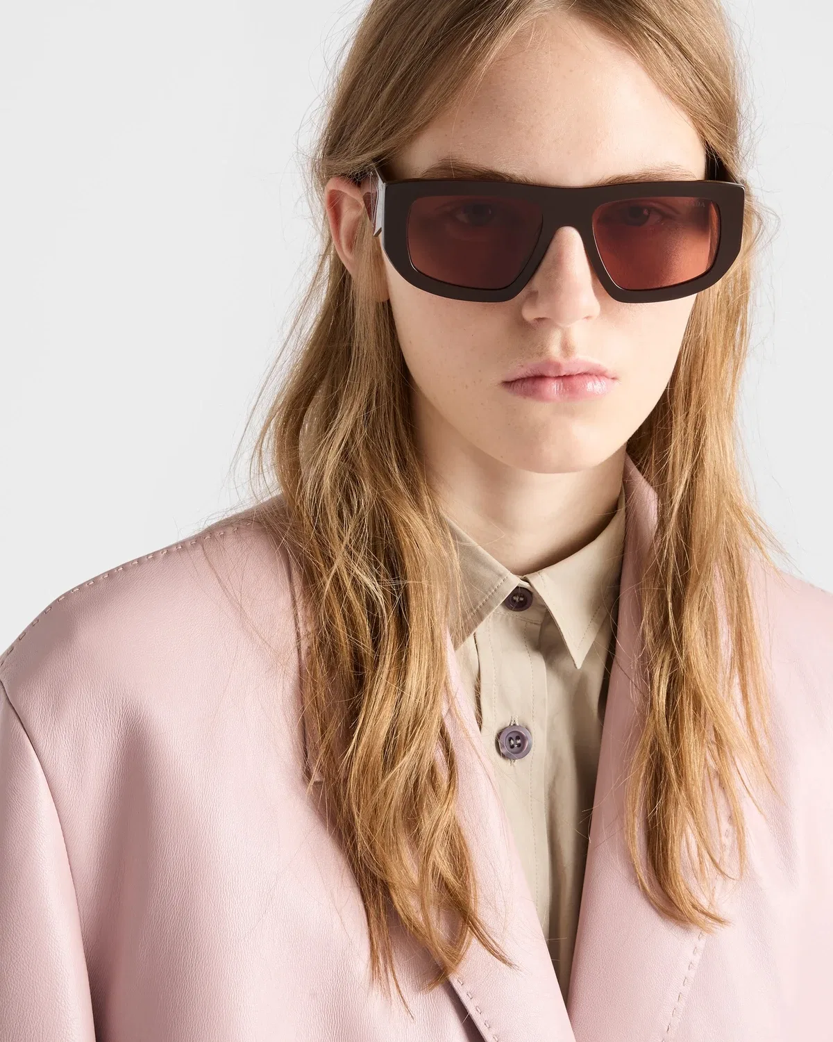 Солнцезащитные очки с треугольным логотипом Prada, черный — фото 2