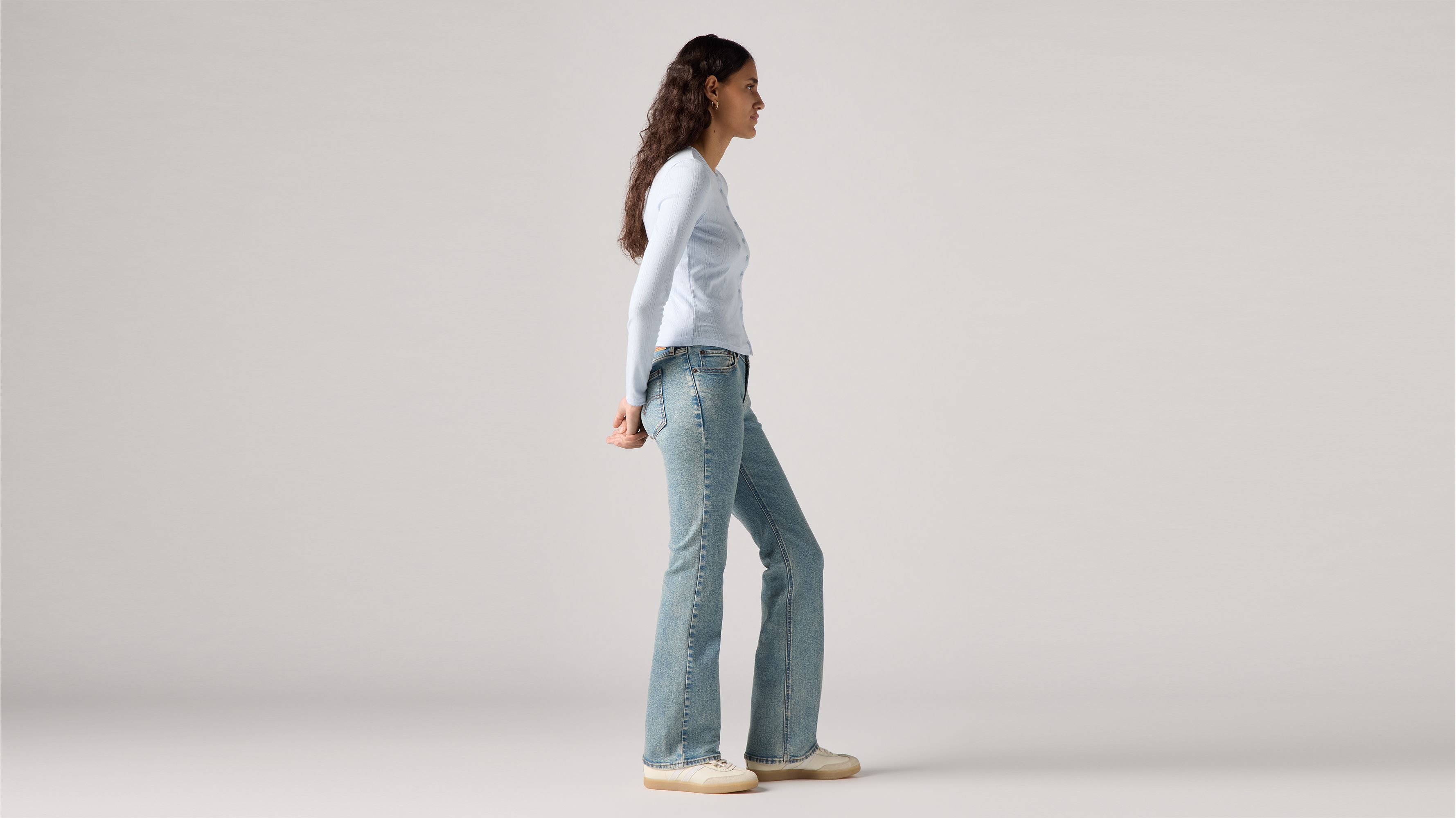 

Джинсы женские супернизкие Bootcut Levi's, цвет Move Rooms - Medium Wash