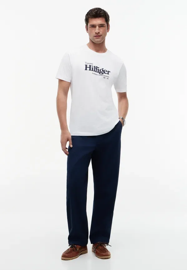 Футболка Tommy Hilfiger с принтом, белая — фото 2