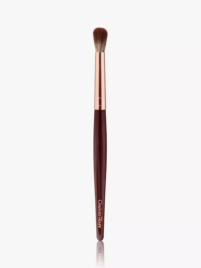 Кисть для растушевки теней Charlotte Tilbury